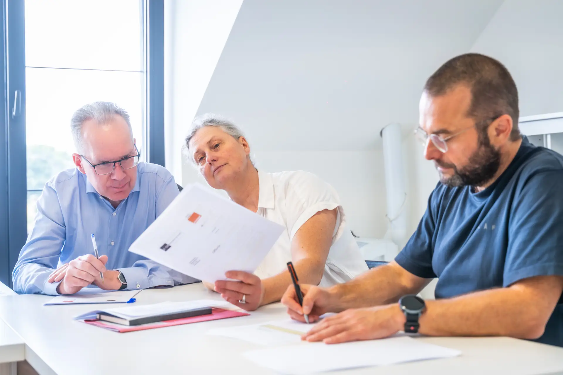 AT-COM team bespreekt IT- en telecomstrategieën met KMO-klanten in België – persoonlijke en betrouwbare ondersteuning.